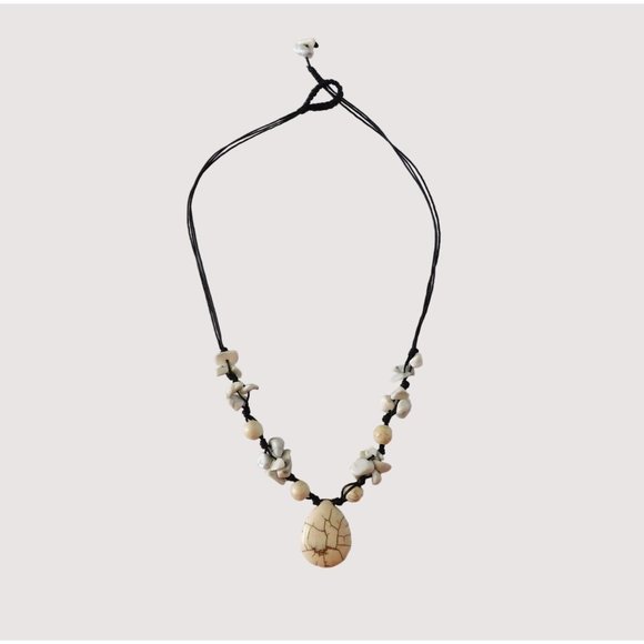 Hawaiian Necklace White Magnesite Howlite Leather Strands Toggle Closure 18 inch - Picture 3 of 5